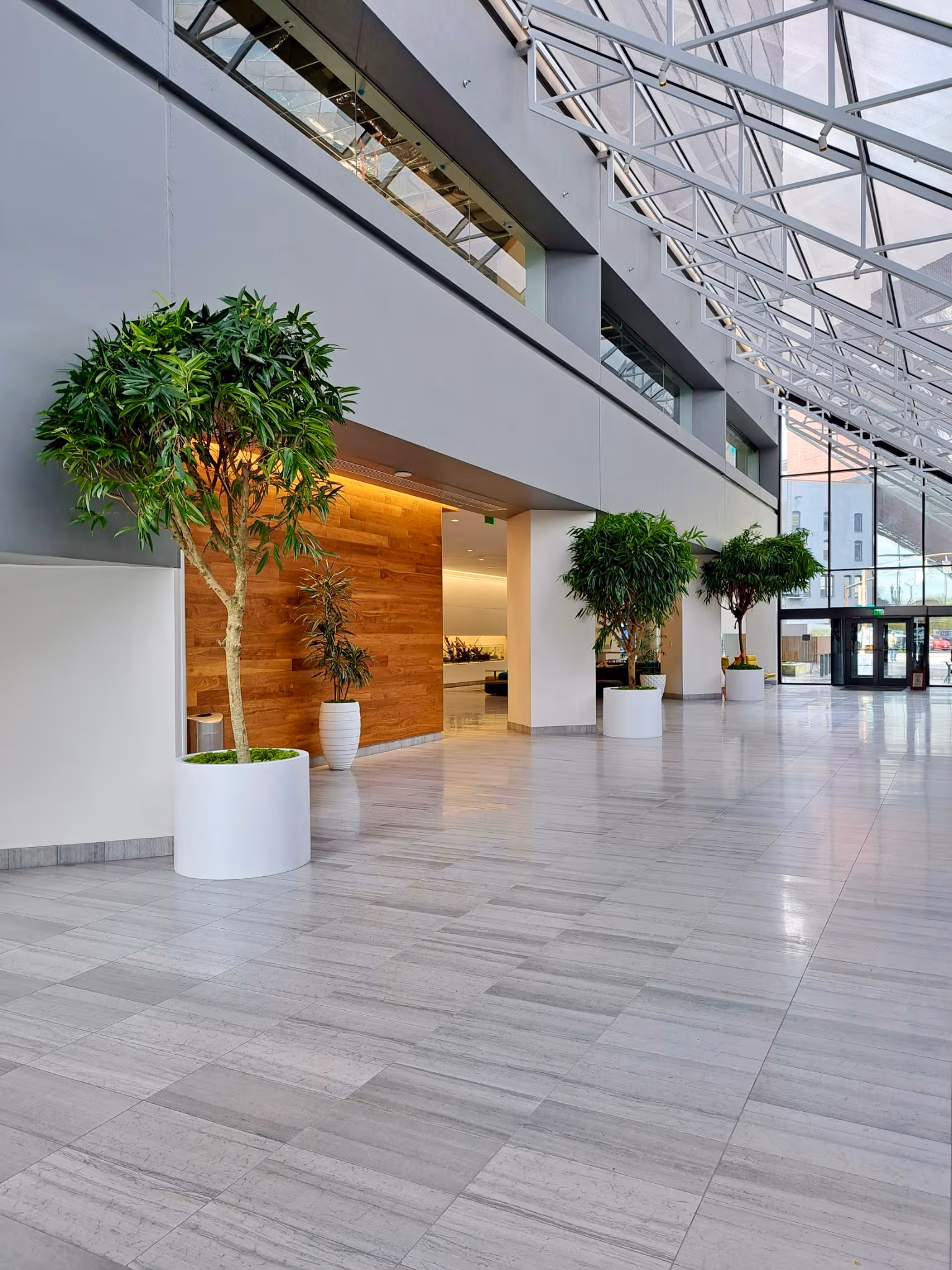 corporate-lobby-cylindrical-planters-gg-interiors